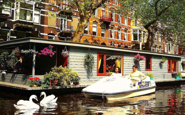 Phildutch Houseboat Amsterdam Bed and Breakfast