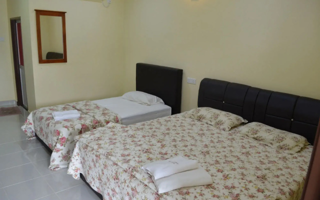 Penarak Bamboo Beach Motel