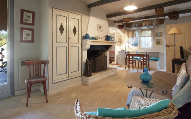 Rustic Cottage in Oppede With Shared Pool