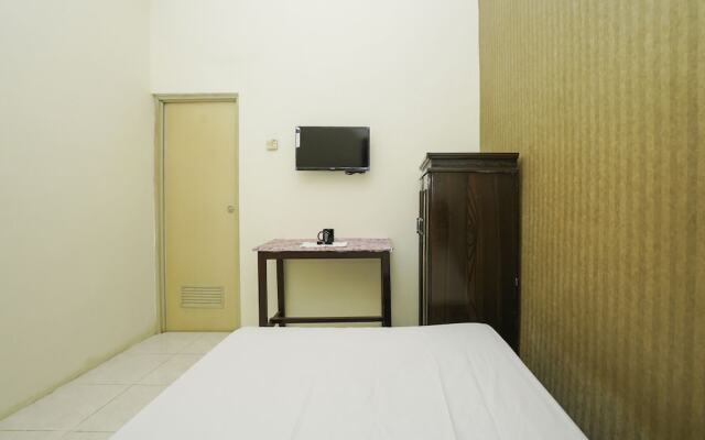 Oyo Life 2573 Griyo Kost Putra 205