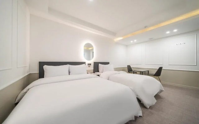Gangnam Spring Hotel(봄 호텔)
