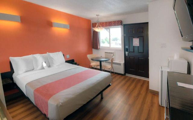 Motel 6 Lethbridge, AB