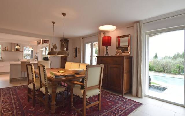 Luxurious Villa in Castillon-du-gard With Outdoor Kitchen