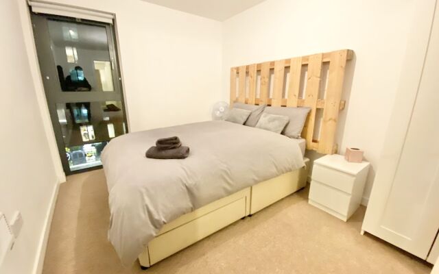2-bed Apartment Parking Deep Cleaned Professionally