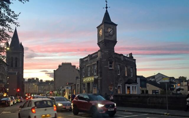 Bright, Spacious 2 Bedroom Apartment in Stockbridge