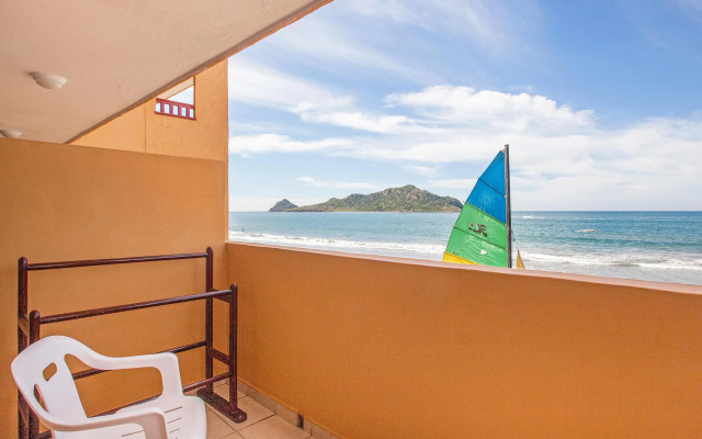 Costa De Oro Beach Hotel