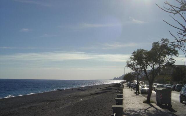 Mirone Apartment FRONTE MARE beachfront house