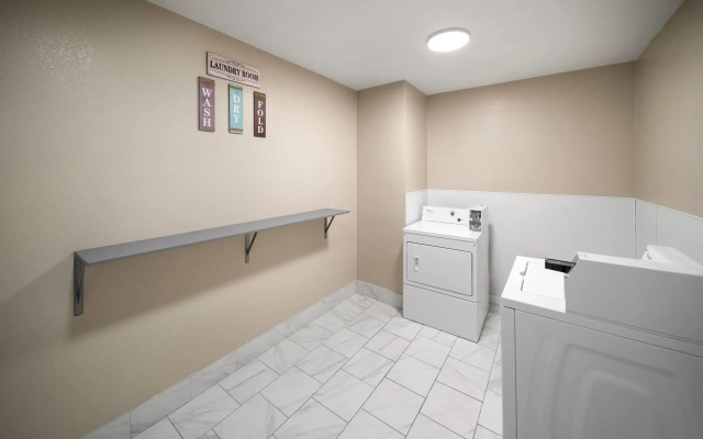 La Quinta Inn & Suites by Wyndham Houston Stafford Sugarland