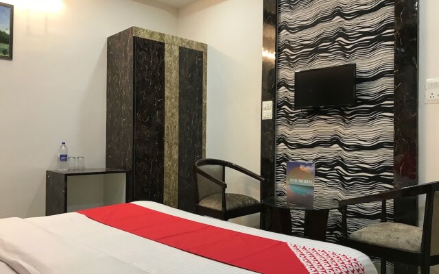 OYO 15771 4 Season Hotel