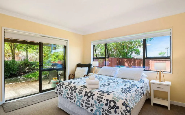 Acacia Bay Getaway - Lake Taupo Holiday Home – Guest Rooms – Taupo