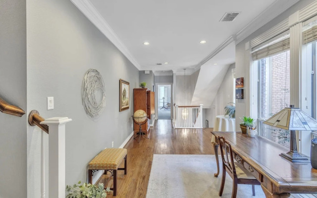 Spacious Urban Uptown Retreat 3 Bedroom Townhouse