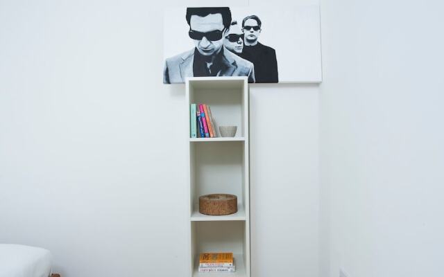 Bright Stylish 2BR across from Victoria Park