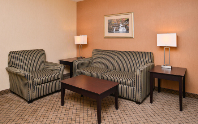 Holiday Inn Express Lewisburg/New Columbia