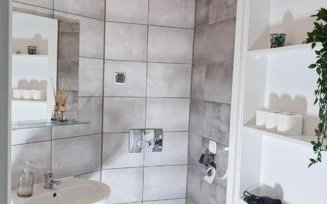 Pokój prywatny ze smartTV, NETFLIXem i antresolą