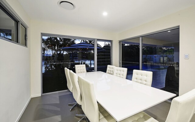 Just in Paradise Waterfront 5 Bedroom Deluxe House Central Broadbeach