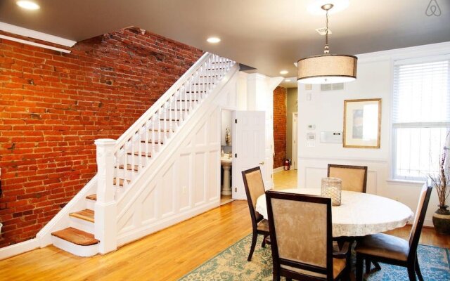 Modernized DC Rowhome in city-center