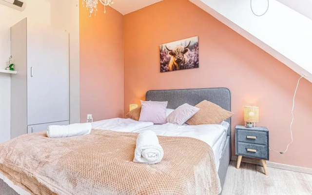 Stunning 12BR Floor For 24 People