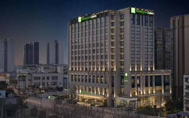 Holiday Inn Express Chengdu Huanhuaxi, an IHG Hotel