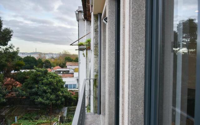 Comfortable&Central w/balcony-9 min walk Trindade