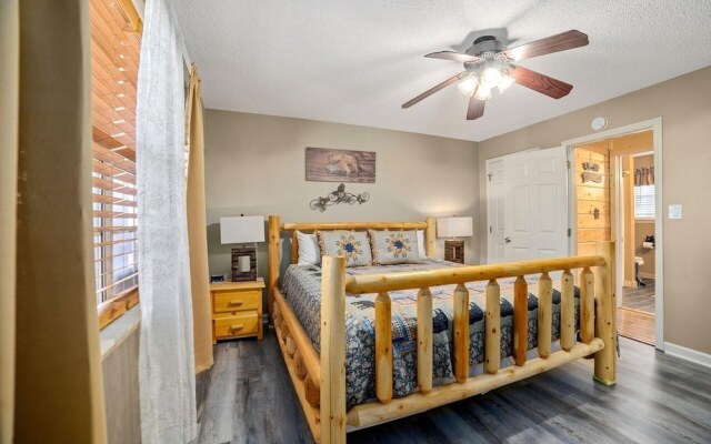 Strollin' Bear 3 Bedroom Home by RedAwning