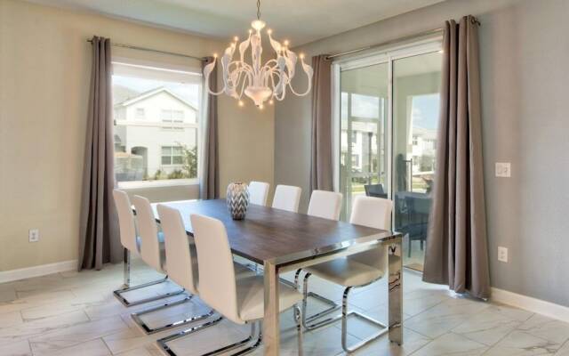 Champions Gate Luxury ! 6 Bedroom Home by RedAwning