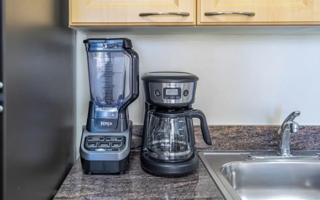 Waikiki Sunset Close to Beach with Parking