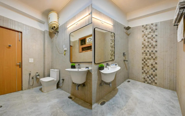 OYO Rooms 813 near Omaxe City Centre