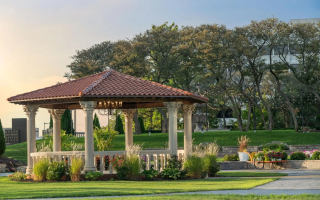 The Drake Oak Brook, Autograph Collection