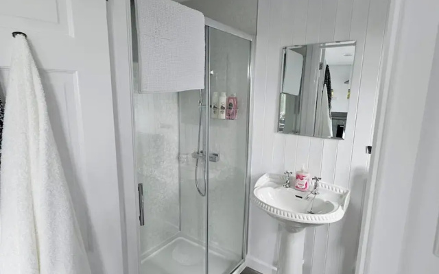 1 Bed Cabin-sleeps 2, Hot Tub, Garden, Views, Pets