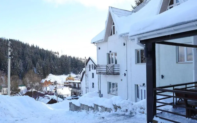 Lastivka Guest House