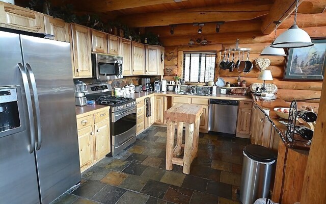 High Lonesome - Three Bedroom Cabin