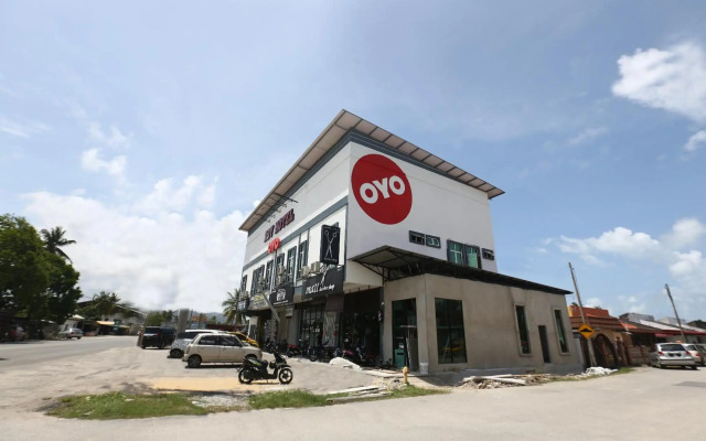 Super OYO 89678 Ady Hotel