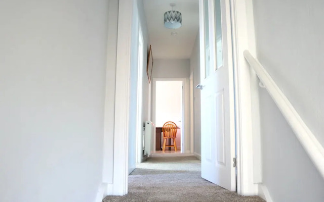 Bright 4 Bed Family Home by the Canal