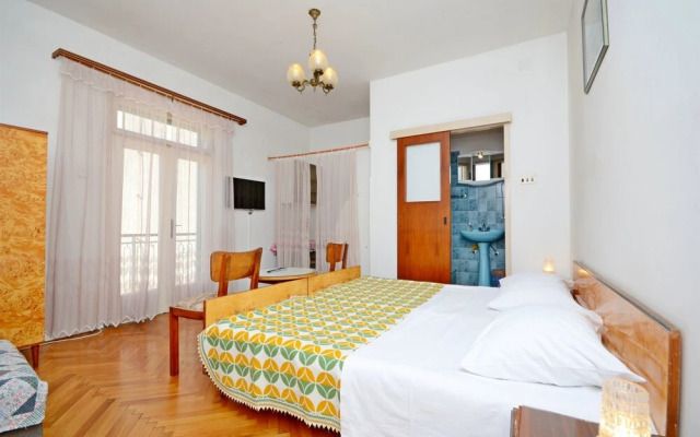 Apartment and Rooms Dragana