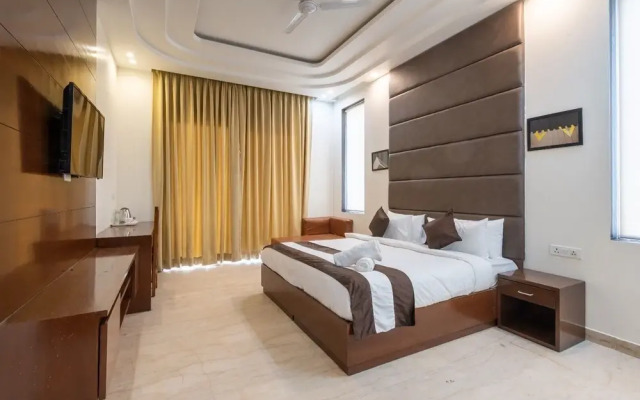 Saavi Hotel Sector- 46