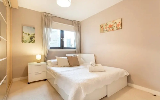 Bright Riverside Apt. w/ Terrace
