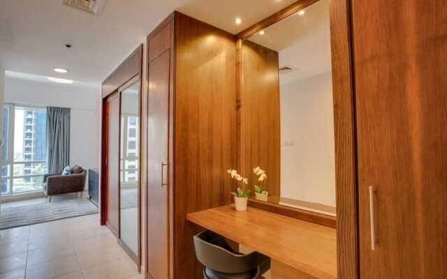 Airy Apartment With the Best View of Marina!