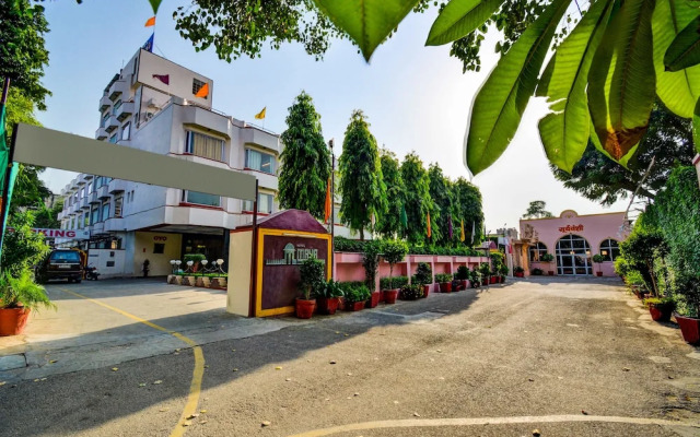 OYO 18814 Hotel Maya International