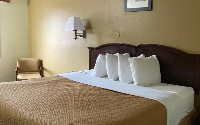 Travelodge by Wyndham La Porte/Michigan City Area