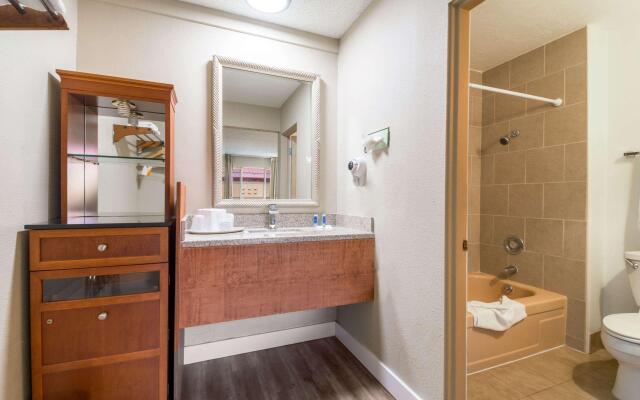 Rodeway Inn Portland Airport Hotel