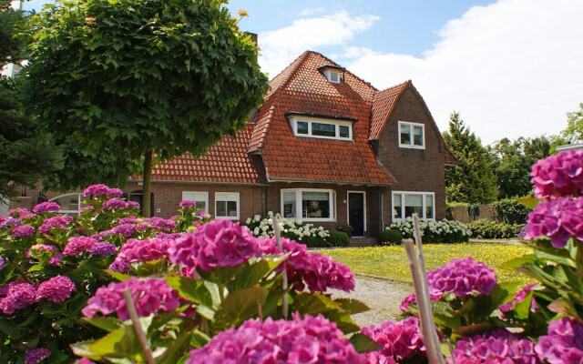 Luxury 12 Person Villa near Golf Course in Helmond