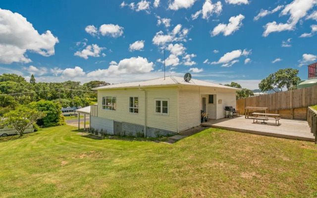 Sun Seeker Bach - Ferry Landing Holiday Home