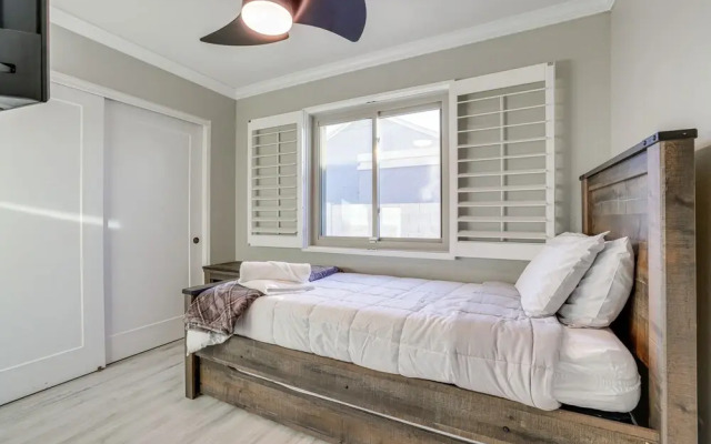 Bright Tempe Home w/ Fenced Backyard!