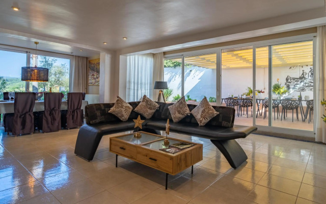 Villa Lux Gallery AC