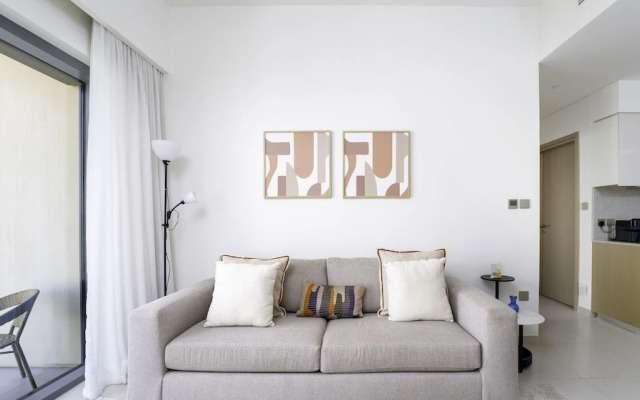 Sleek 1BR in Burj Royale with Canal View