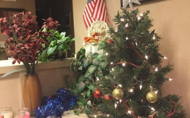 Hilltop Inn & Suites