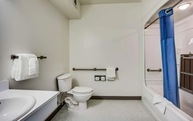 Motel 6 Red Deer, AB