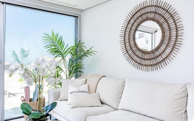 LMR1- Modern penthouse, private pool, families only