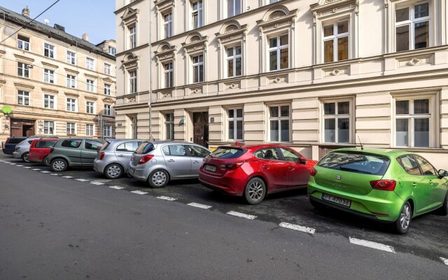 Bright Apartment Poznań by Renters