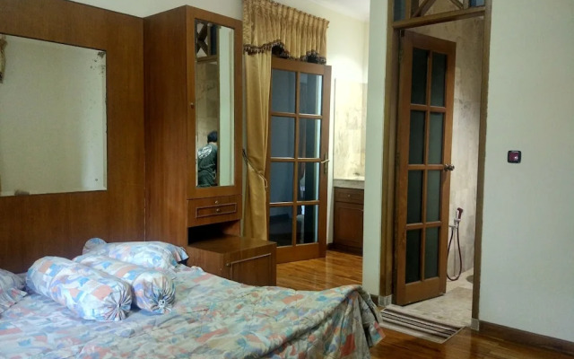 Villa Beverly Hills Puncak for 50 pax